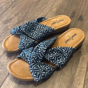 New! Minnetonka blue/white twist knot sandal slide. Size 9